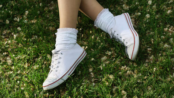 Weiße Sneaker und weiße Socken, darauf sieht man eventuelle Zecken. 