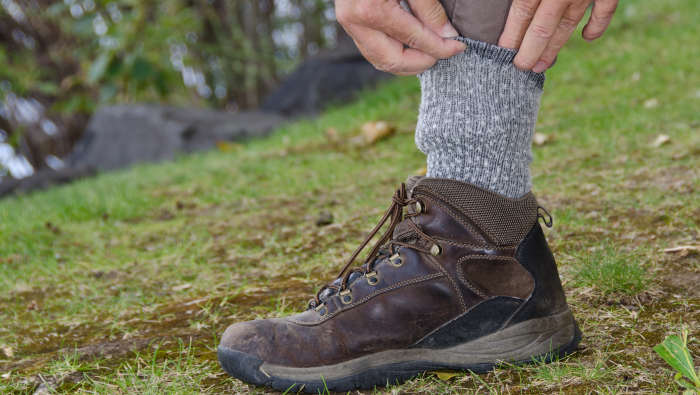 Socken über die Hose gezogen - das schützt vor Zecken