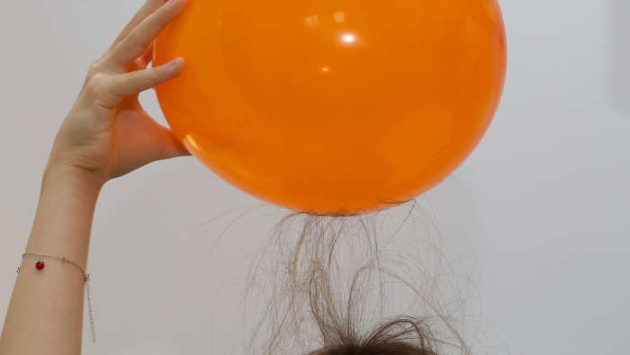 elektrostatische Aufladung, Hier ein Luftballon, der Haare anzieht. 